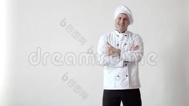 厨师的衣服`那个人双手抱在胸前，露出拇指，笑容满面