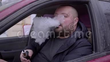 大个子在车里抽烟，抽烟