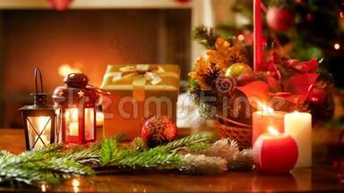 特写4k镜头，用木桌上的蜡烛、装饰品和<strong>礼物</strong>在圣诞树和壁炉上<strong>直播</strong>