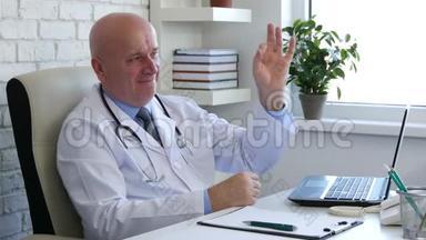 医生形象在医疗柜使好手签好工作手势