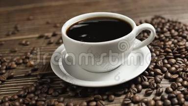 咖啡杯和咖啡豆。 木桌上摆着一个白色的咖啡杯，咖啡豆正躺着，特写镜头