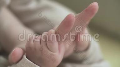 妈妈牵着新生儿的手。 把手举起来。 生育观念。