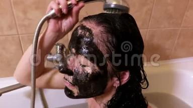 带黑色洁面乳罩的女人在浴室洗头