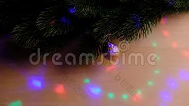 圣诞树树枝被不同颜色的光线突出。 新年和圣诞节的魔术视频节目