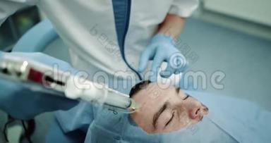 现代手术肖像与<strong>微针</strong>年轻患者有一个吸血鬼面部PRP手术在他的脸患者。