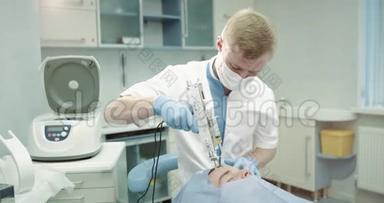 在一个医院的房间里，年轻的病人有一个面部手术，即面部或吸血鬼面部手术，带有微针
