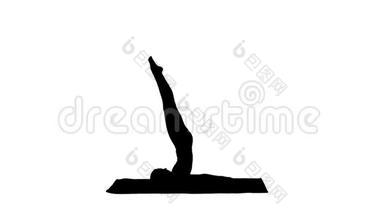 美丽的运动女孩做瑜伽锻炼腹肌力量，支持肩倒立体式，萨兰巴