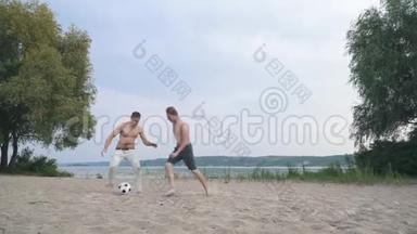 两个年轻人踢足球比赛朋友在一起玩得很开心花时间户外活动