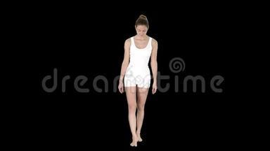穿白衣服的年轻女子赤脚走路，阿尔法频道