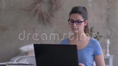 自由职业者在家工作，坐在笔记本电脑上上网打眼镜特写