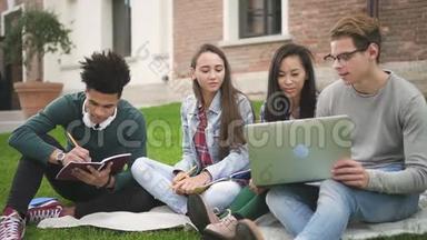 有魅力的美国四人交谈，坐在大学校园里。