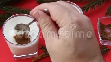 传统的圣诞饮品蛋酒，配碎肉豆蔻和肉桂。