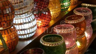 土耳其伊斯坦布尔大巴扎的一家商店里有许多五颜六色的土耳其灯。 传统彩色手工亚洲马赛克