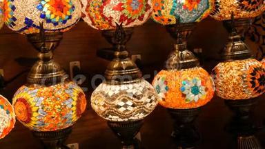 土耳其伊斯坦布尔大巴扎的一家商店里有许多五颜六色的土耳其灯。 传统彩色手工亚洲马赛克