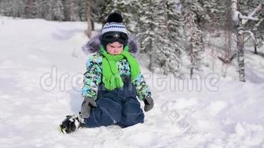 冬天公园里坐在<strong>雪</strong>地上的一个孩子。 在<strong>清新</strong>的空气中行走.. 健康生活方式