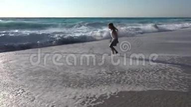 孩子们在海滩上玩耍，<strong>看海</strong>浪，女孩在夏天的海岸线上奔跑