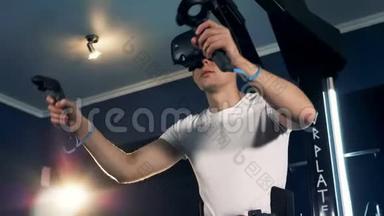 虚拟现实耳机玩游戏360.. 虚拟现实系统正被一个`移动双手的人使用