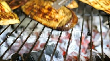 切片的茄子牛排是用烤架或烧烤来煎的，然后用厨房的火钳转动。 一侧的茄子被烧了