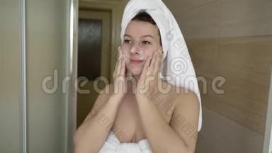 女人在浴室用泡沫<strong>洗脸</strong>