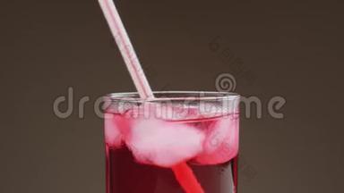 有人用杯子里的冰喝了红苏打水，扔了吸管