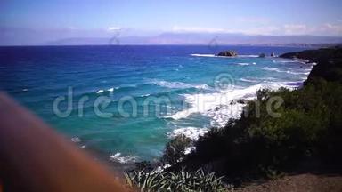 在阳光明媚的夏日，欣赏风景如画的海滨，蓝天和清澈的海浪。 塞浦路斯。 慢动作。