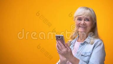 快乐的老太太在智能手机、<strong>在线医疗服务</strong>、购物上滚动