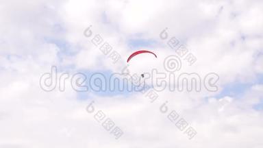 红色降落伞在天空与云。 运动员在空中飞行滑翔伞.