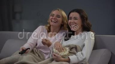 两个年轻漂亮的女人看喜剧，<strong>大</strong>声笑，<strong>搞</strong>笑电影