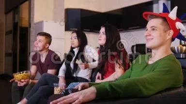 四个年轻人看电视和翻动<strong>电视频道</strong>