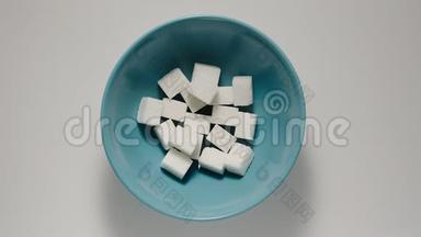 白砂糖的体积出现在蓝色的深碗里
