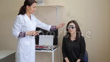 女医生用新的医疗技术`妇女的视力检查。 4K