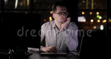 疲惫的程序员在办公室加班，深夜在键盘上打字。