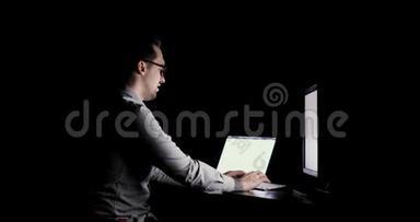 程序员在办公室<strong>加班</strong>，<strong>深夜</strong>坐在两台显示器前，用键盘打字