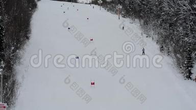儿童`冬季露天高山滑雪比赛