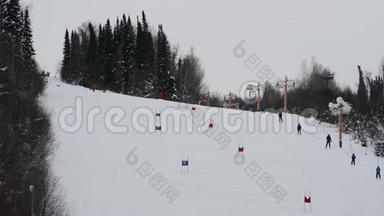 儿童`冬季露天高山滑雪比赛