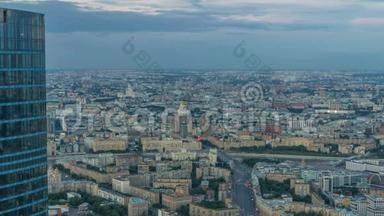 日落后，从白天到晚上的高空俯瞰莫斯科市。 从商业观察平台形成的