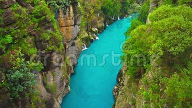 河流在峡谷和森林之间流动。 马纳夫加特，安塔利亚，土耳其。 蓝色的河流。 快速旅游