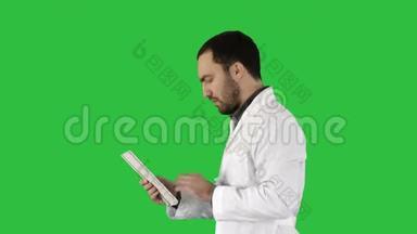 医疗保健，医疗和技术医生与病人交谈使用平板电脑在绿色屏幕，铬键。
