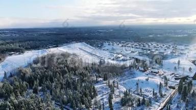 大滑雪场、山坡和滑雪场的空中景观，冬季森林环绕，蓝天多云