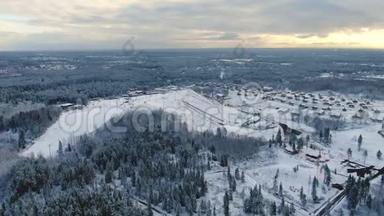 冬季度假胜地。 动作。 冬季森林环绕的大型滑雪场、斜坡和滑雪场的鸟瞰图