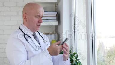 在专业对话中使用手机的医生图像