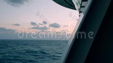 从船上<strong>看海</strong>洋。 日落时分的海洋。 船尾后面的波浪。