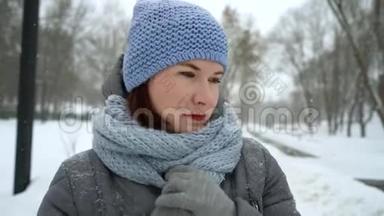伤心的成年女子独自行走在雪天的冬季特写