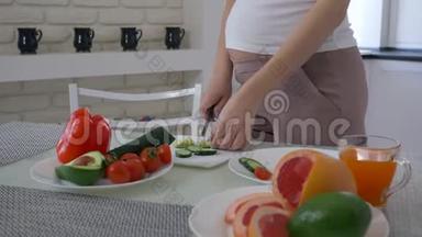 孕妇的天然食物大腹便便的孕妇用新鲜的沙拉做健康可口的午餐