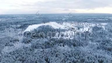 冬季度假胜地。 动作。 冬季森林环绕的大型<strong>滑雪场</strong>、斜坡和<strong>滑雪场</strong>的鸟瞰图