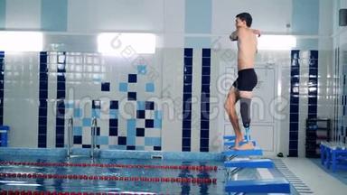 一个有仿生腿的男人正在伸展肌肉<strong>跳入</strong>游泳池