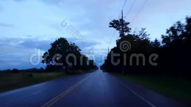 在白天驾驶农村潮湿的道路俯瞰多云的天空。 雨水暗雨后的POV驾驶点
