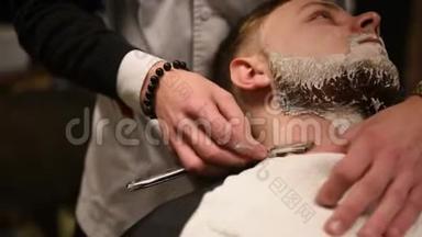 男人在<strong>理发店</strong>或发廊`发型和理发。 梳胡子。 <strong>理发店</strong>。 男理发师在做