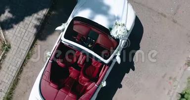 美丽的白色婚礼豪华轿车皮革内饰。 摄像机慢慢地从豪华轿车上方升起并旋转。