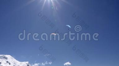滑翔伞飞过雪山。 在蒙布兰山的背景下滑翔伞